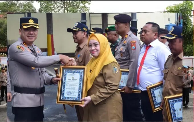 Pemberian Penghargaan dari Kapolres Tulungagung kepada Kepala DPMPTSP Kabupaten Tulungagung